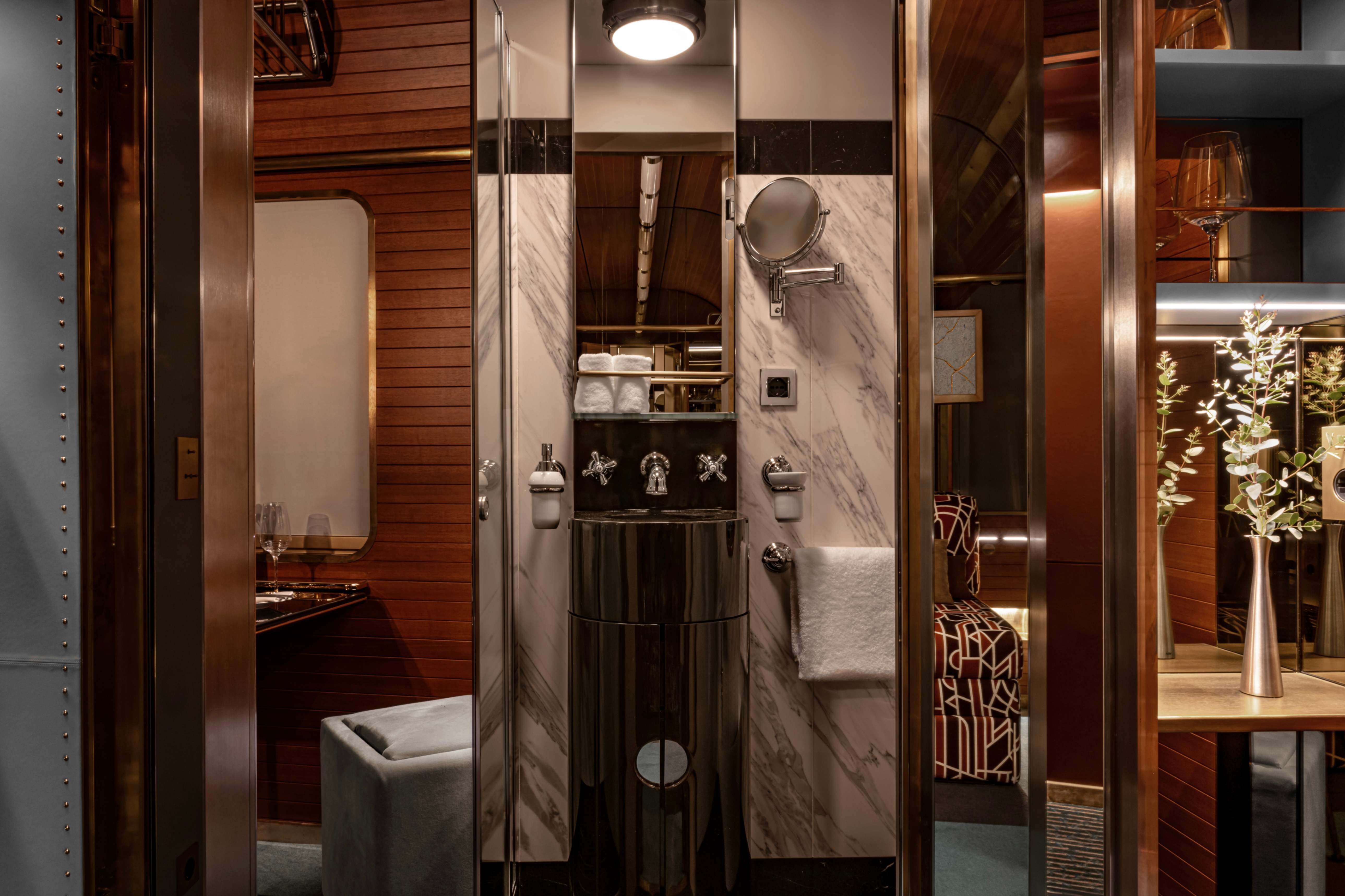 3 dny na palubě La Dolce Vita Orient Express – Řím, Matera, Pescocostanzo | Exclusive Tours Deluxe Cabin Bathroom