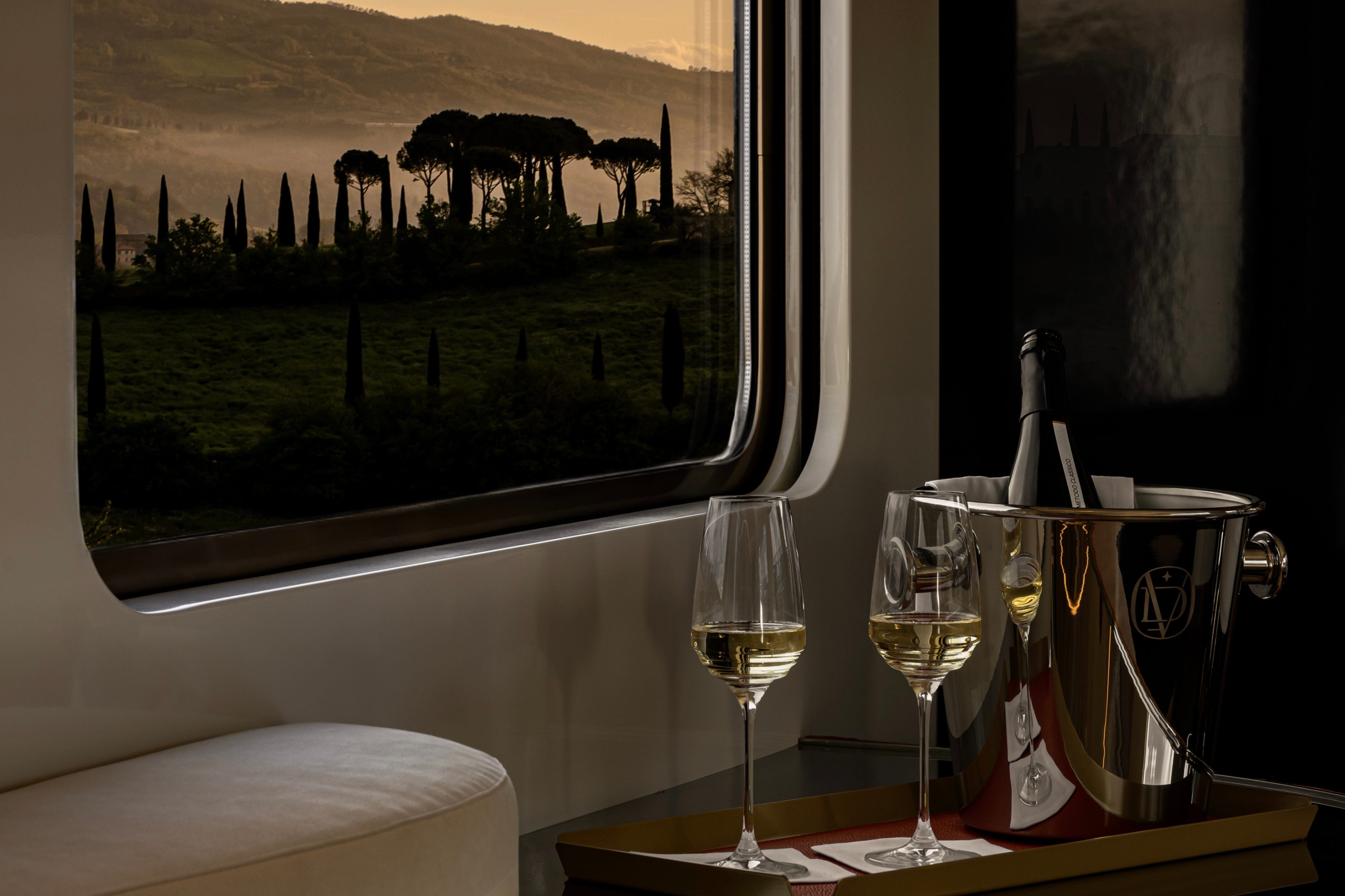 3 dny na palubě La Dolce Vita Orient Express – Řím, Matera, Pescocostanzo | Exclusive Tours Lounge Bar Car 1