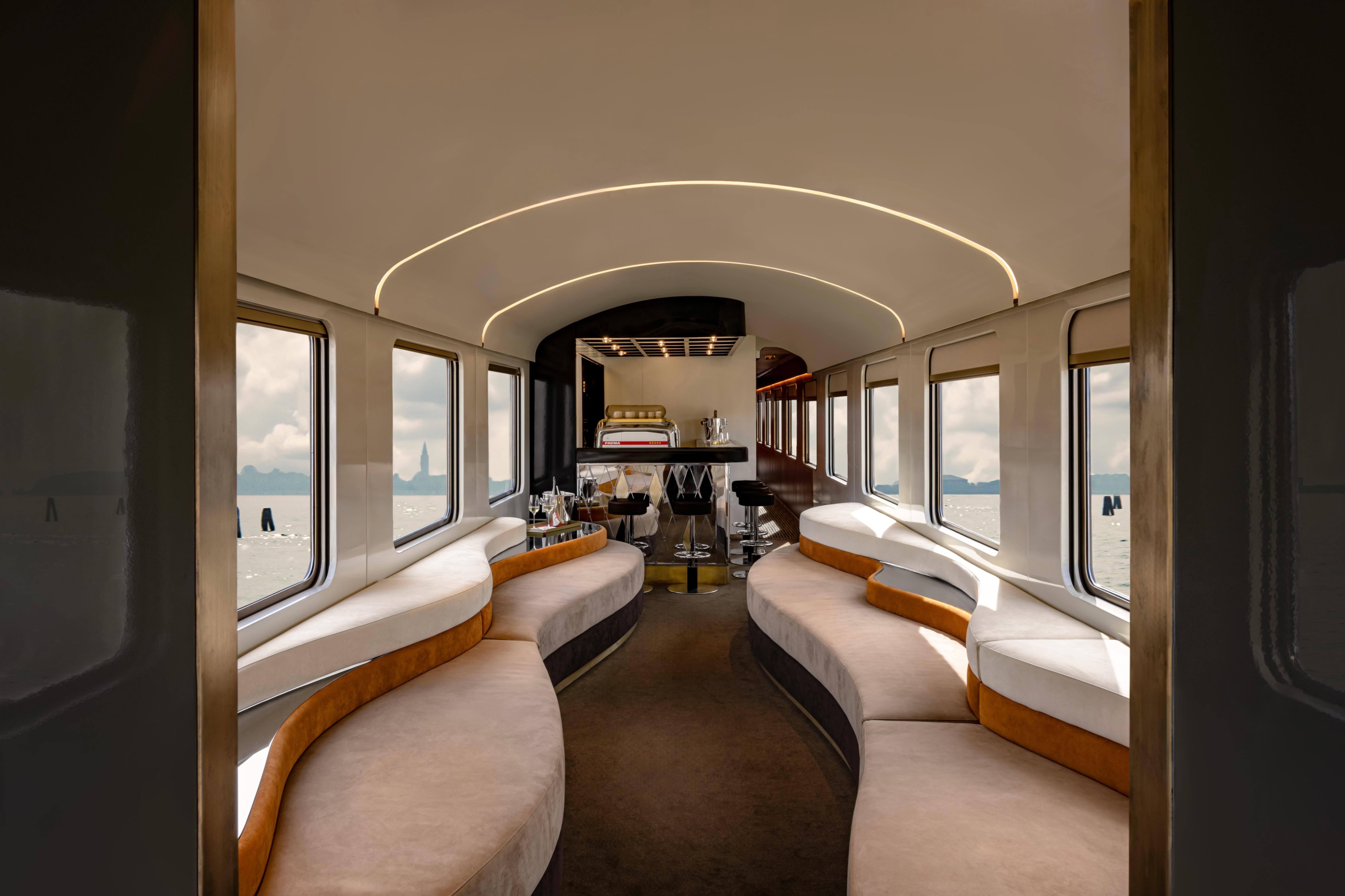 3 dny na palubě La Dolce Vita Orient Express – Řím, Matera, Pescocostanzo | Exclusive Tours Lounge Bar Car