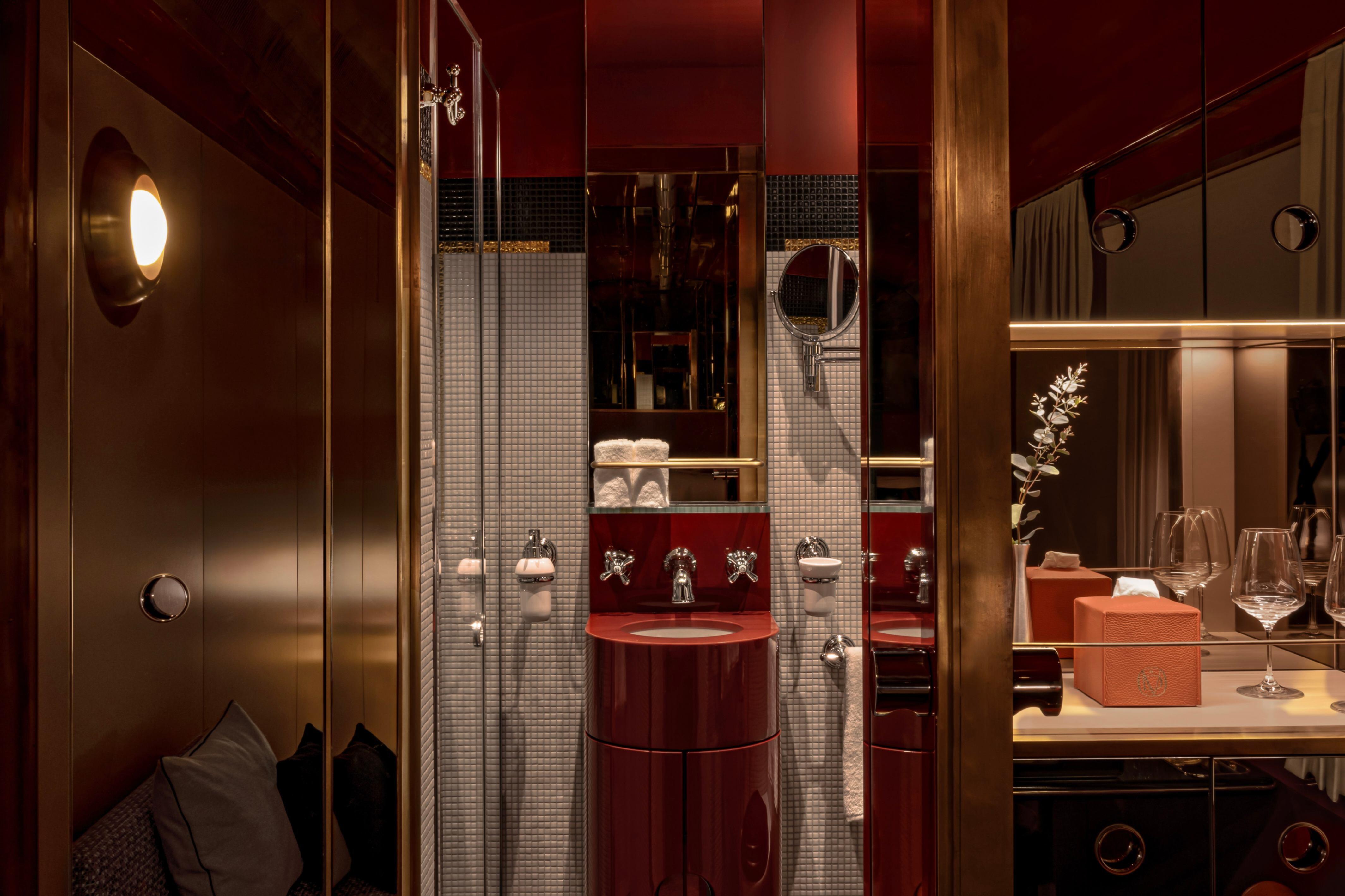 3 dny na palubě La Dolce Vita Orient Express – Řím, Matera, Pescocostanzo | Exclusive Tours Suite Bathroom