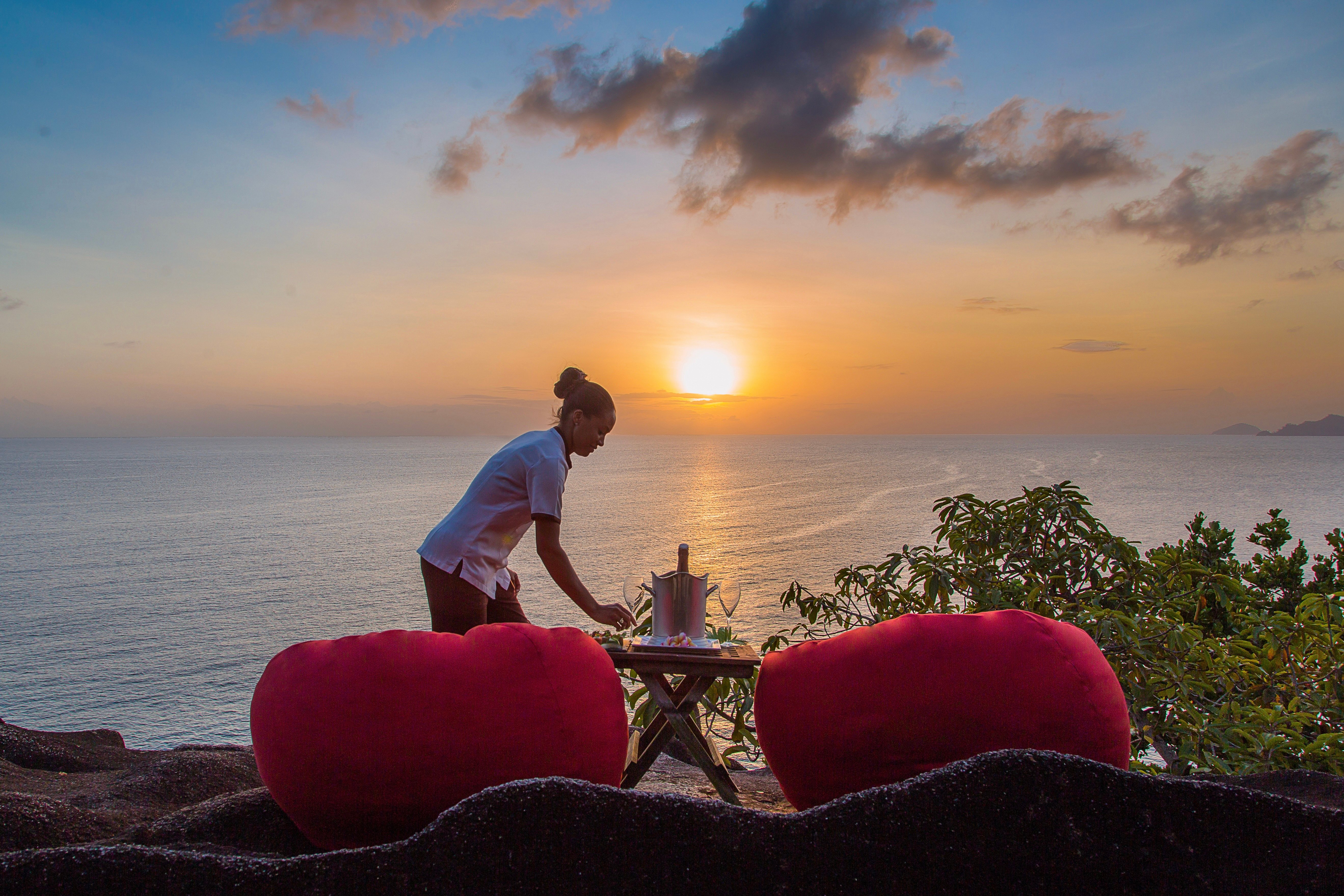 Anantara_Maia_Seychelles_Villas_Restaurant_Dining_By_Design_Sunset_On_The_Rock