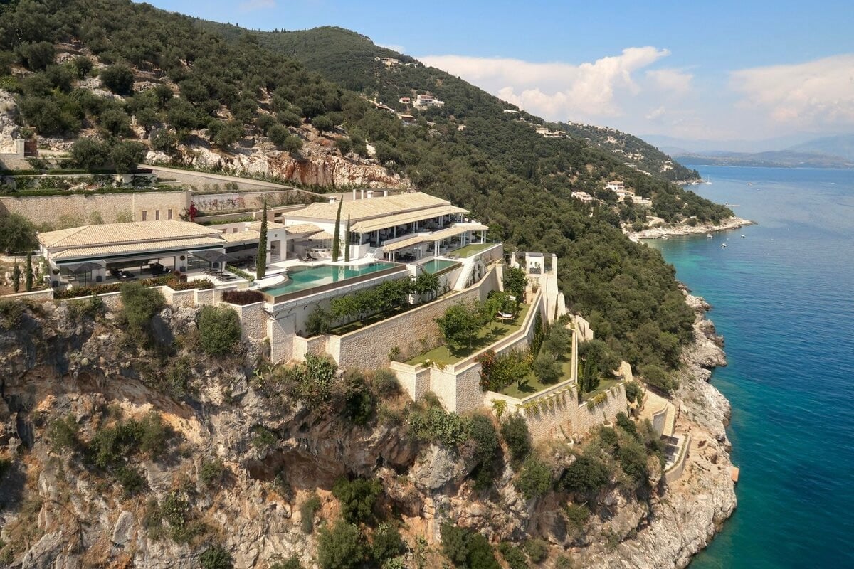 Bond Retreat Malý svět sám pro sebe | Exclusive Tours villa-corfu-ionian-greek-islands-luxury-pool-ultima-aer-12