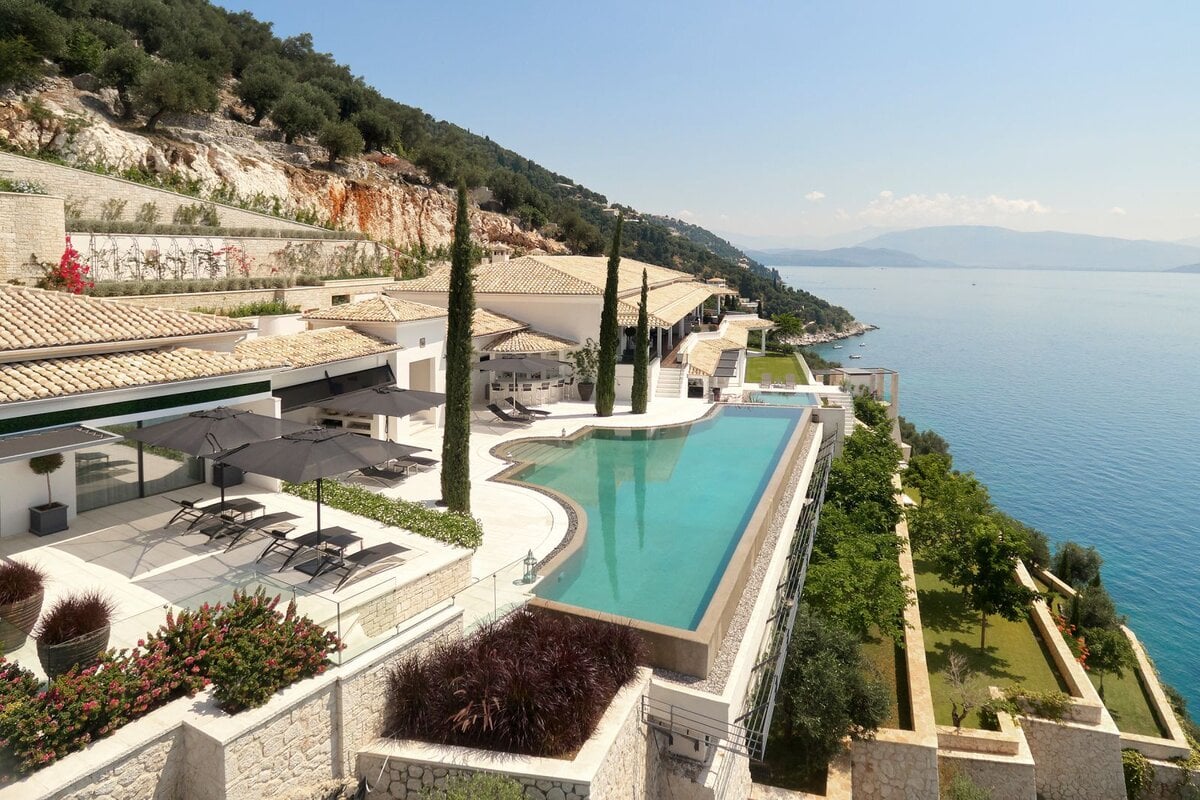 Bond Retreat Malý svět sám pro sebe | Exclusive Tours villa-corfu-ionian-greek-islands-luxury-pool-ultima-ext-4