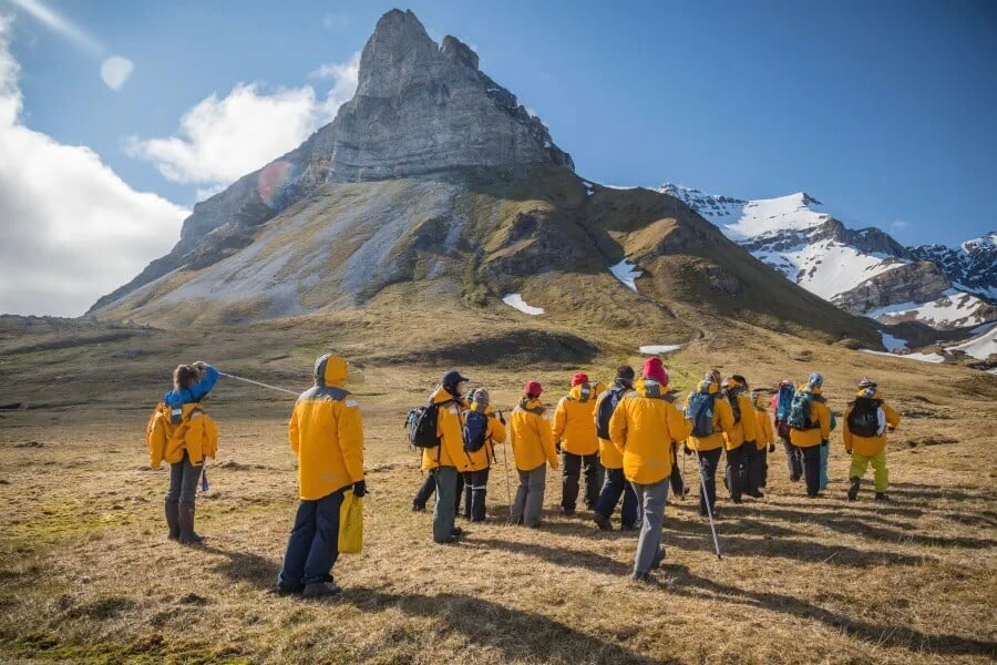 Jen tak se vypnout | Exclusive Tours Svalbard_Alkehornet_Hiking-Credit-Acacia-Johnson