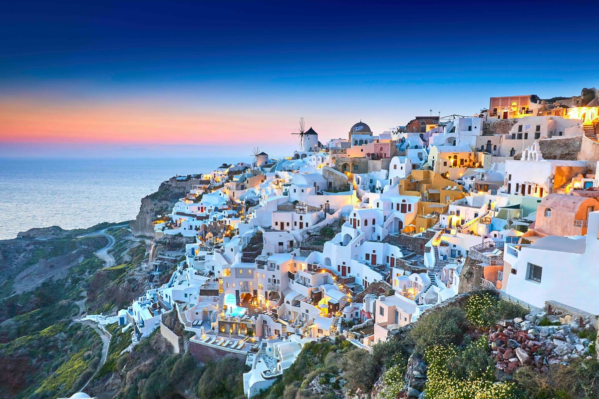 Santorini – spící vulkány, bílé kostely a vinné degustace | Exclusive Tours shutterstock_1031111119