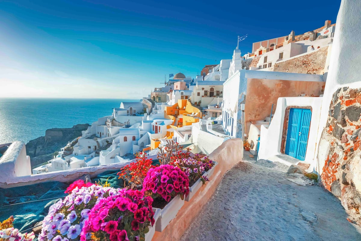 Santorini – spící vulkány, bílé kostely a vinné degustace | Exclusive Tours shutterstock_1040803156