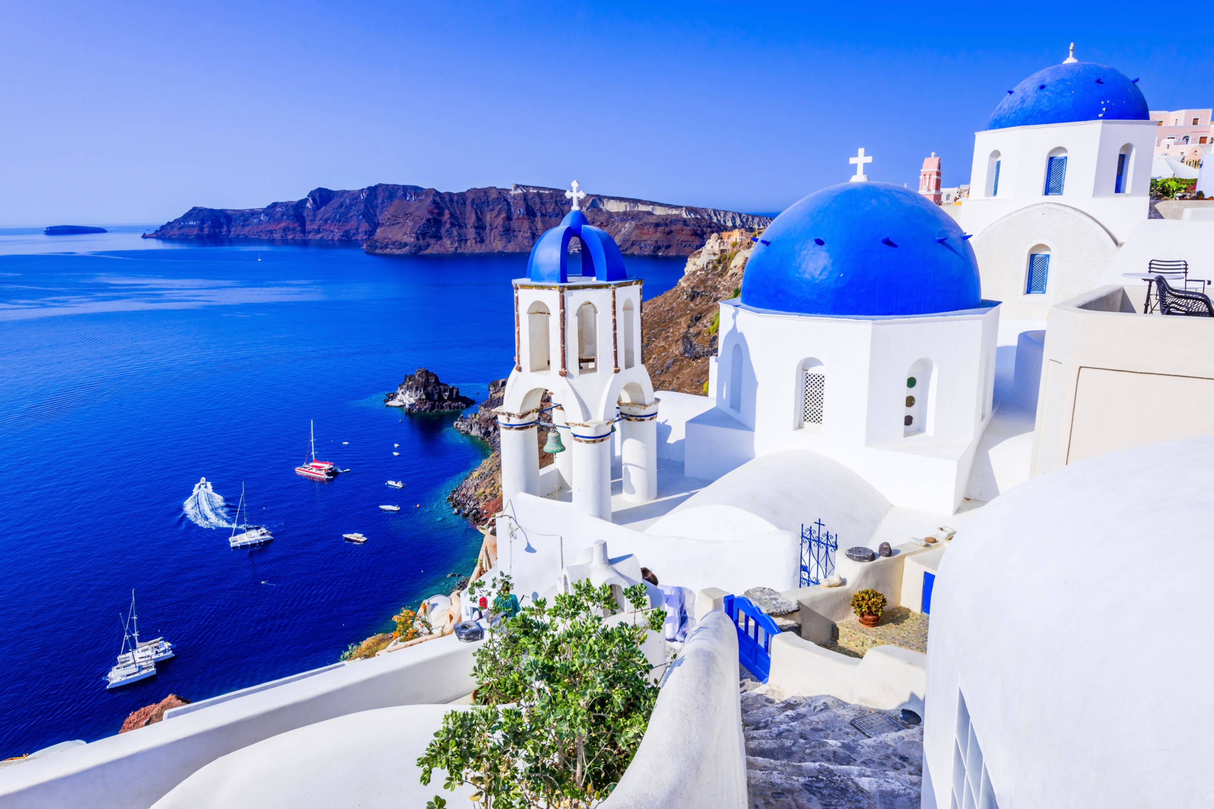 Santorini – spící vulkány, bílé kostely a vinné degustace | Exclusive Toursshutterstock_1296902710