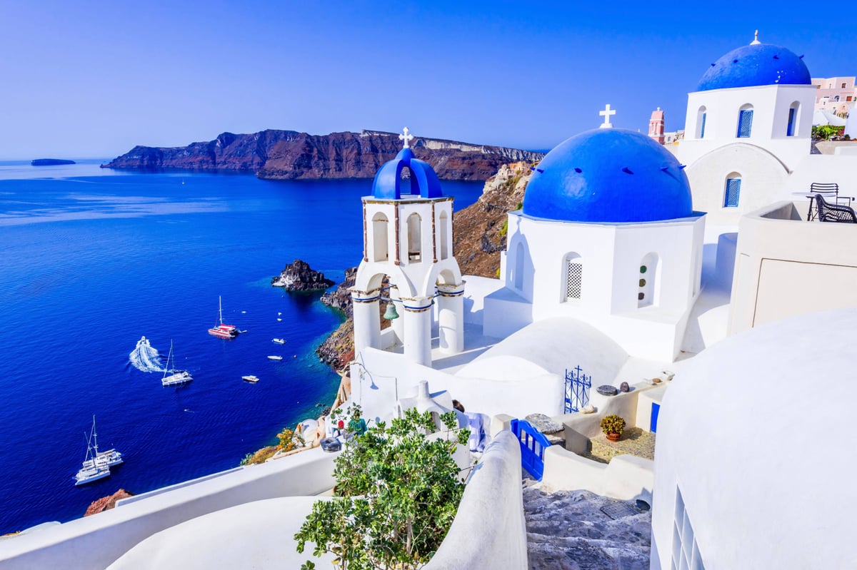 Santorini – spící vulkány, bílé kostely a vinné degustace | Exclusive Toursshutterstock_1296902710
