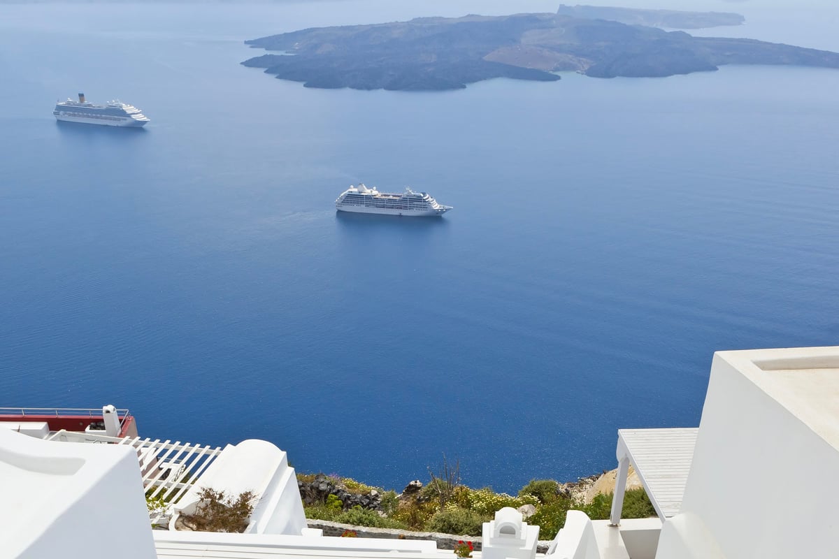 Santorini – spící vulkány, bílé kostely a vinné degustace | Exclusive Toursshutterstock_77699011